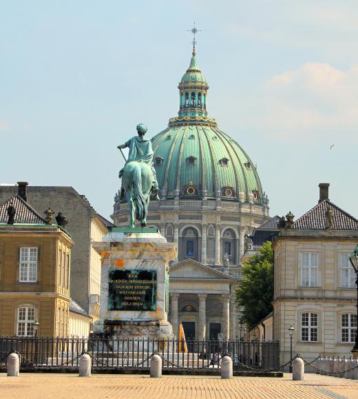 Made from copper-based materials, the statue and dome gradually changed color due to oxidation.