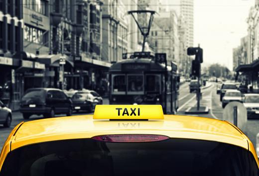 When a taxi driver speaks into a microphone, the induction loop displays alterations in its magnetic field, which a hearing aid translates into sound.